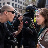 Esta niña Scout enfrentó a un manifestante de una marcha neonazi
